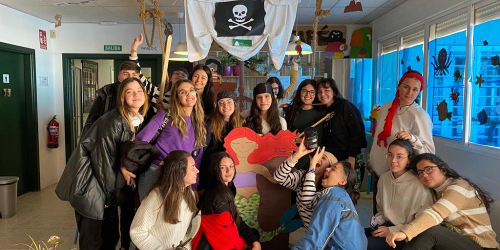 Alumnos del ciclo de Educación Infantil con el barco pirata que han hecho.