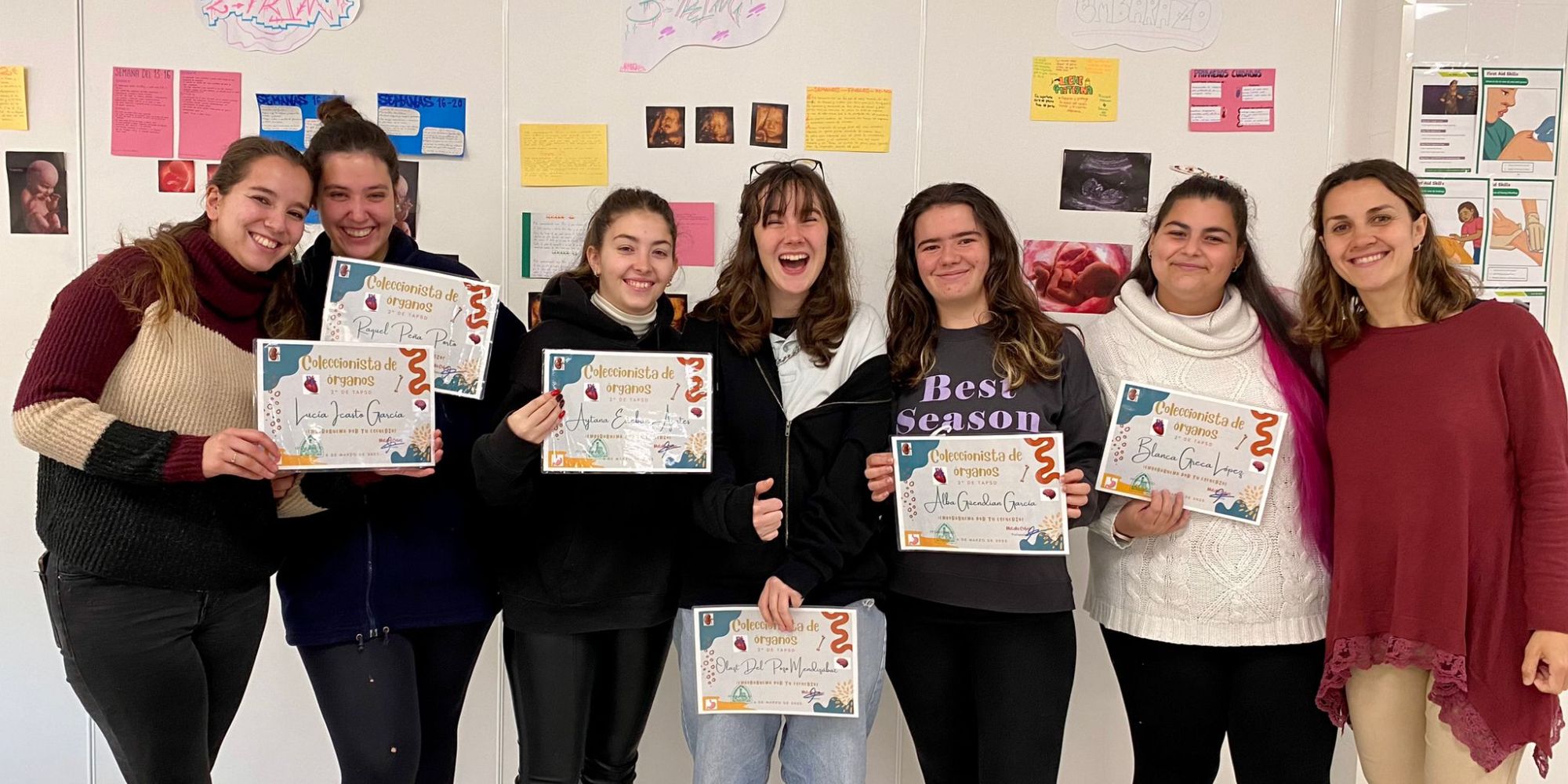 Estudiantes de TAPSD reciben su diploma por su albor de investigación de los huesos del cuerpo humano