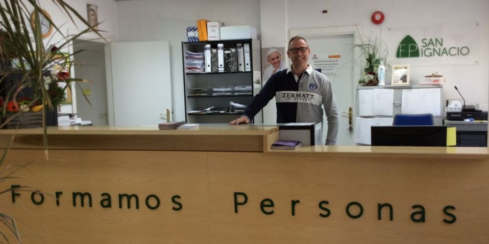 Foto de Juan en la Secretaría del Colegio San Ignacio de Loyola